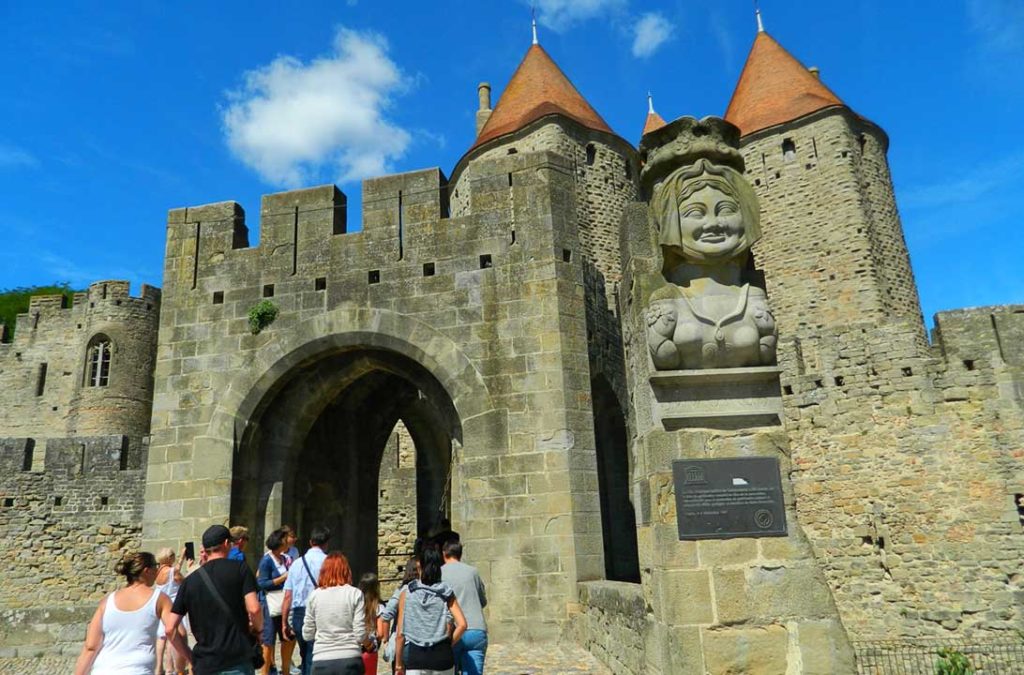 Busto de pedra da Dama Carca guarda a Porte Narbonnaise de Carcassonne