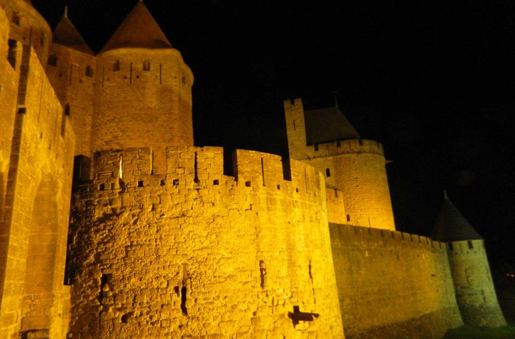 Muralhas de Carcassonne iluminadas pelas luzes noturnas