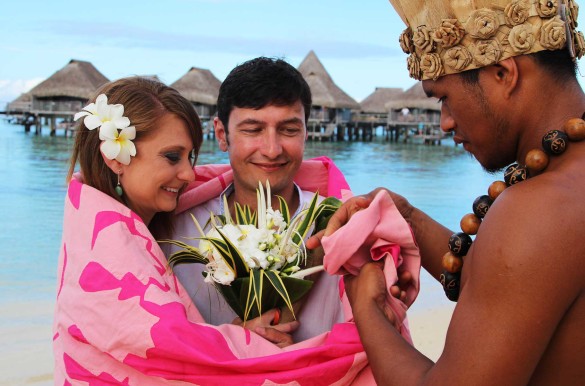 Pensando em casar fora do Brasil? Saiba como é um casamento na Polinésia Casamento na Polinésia Francesa - Foto: Ticiana Giehl e Marquinhos Pereira/Escolha Viajar