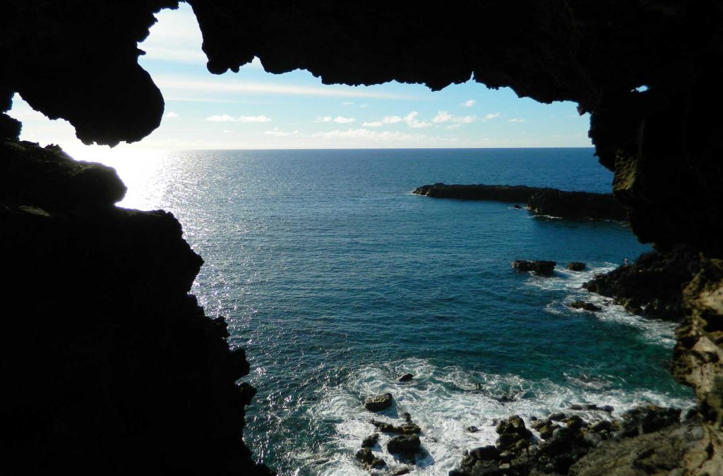 O que fazer na Ilha de Páscoa: caverna Ana Kakenga