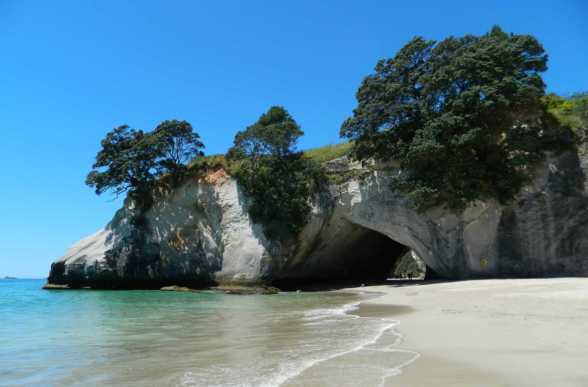 Caverna que dá nome à praia de Cathedral Cove, na Nova Zelândia