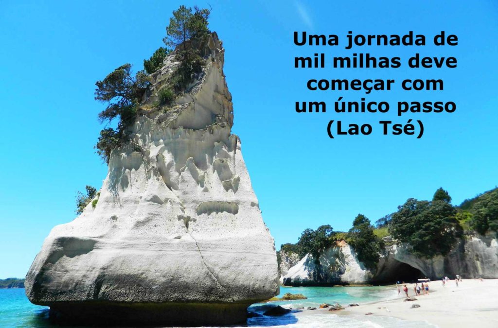 Frases de viagem - Foto da praia de Cathedral Cove, na ilha norte (Nova Zelândia)