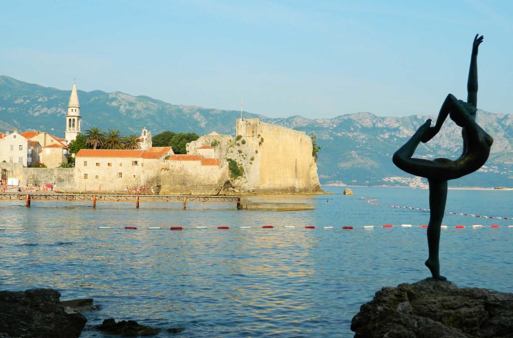 A bailarina é o símbolo da cidade medieval de Budva