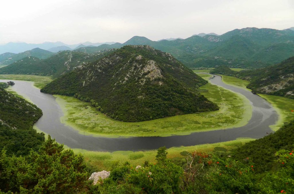 O Lago Skadar tem formato de ferradura ao redor das montanhas