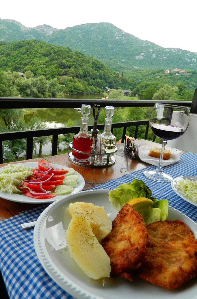 Almoço às margens do Lago Skadar