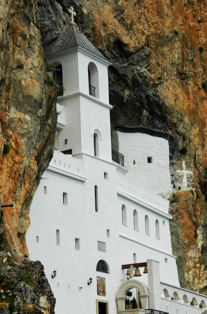 Encravado nas montanhas, o Monastério Ostrog não pode ficar fora da lista de o que fazer em Montenegro