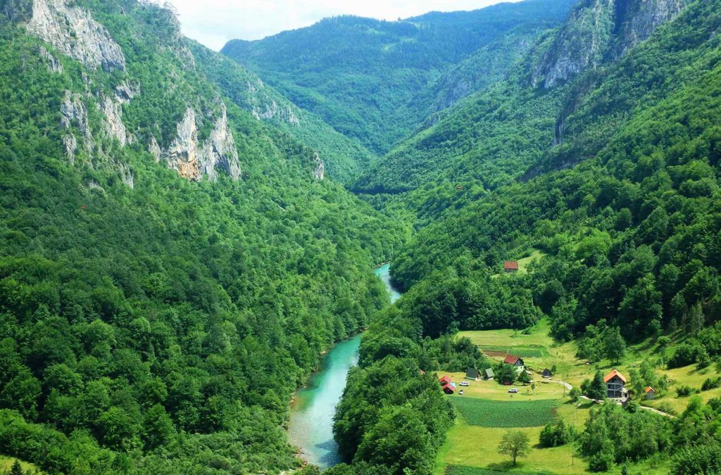 O cânion do Rio Tara é o maior da Europa e atração imperdível em Montenegro