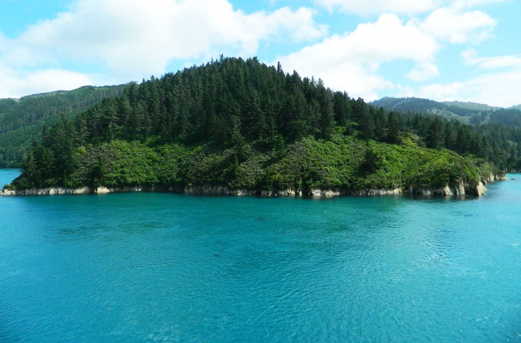 Fiorde de Malborough Sound é visto desde o ferry que cruza entre as ilhas norte e sul da Nova Zelândia