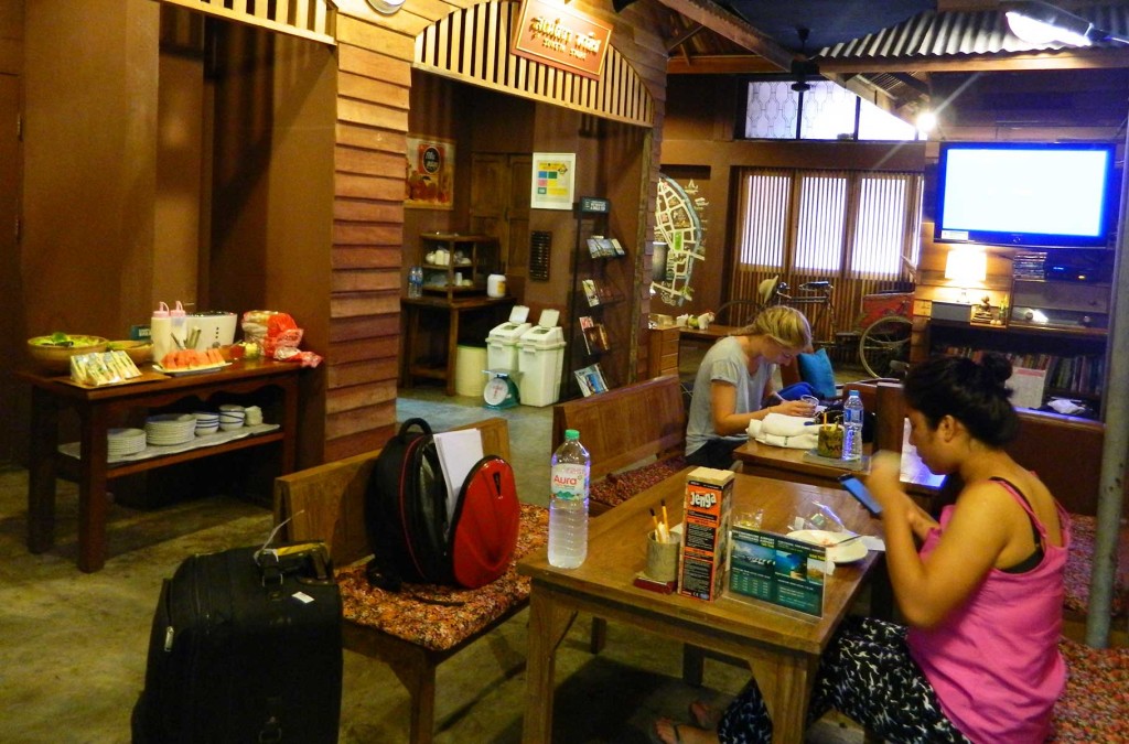 Mulheres tomam café da manhã em hostel em Bangkok, na Tailândia