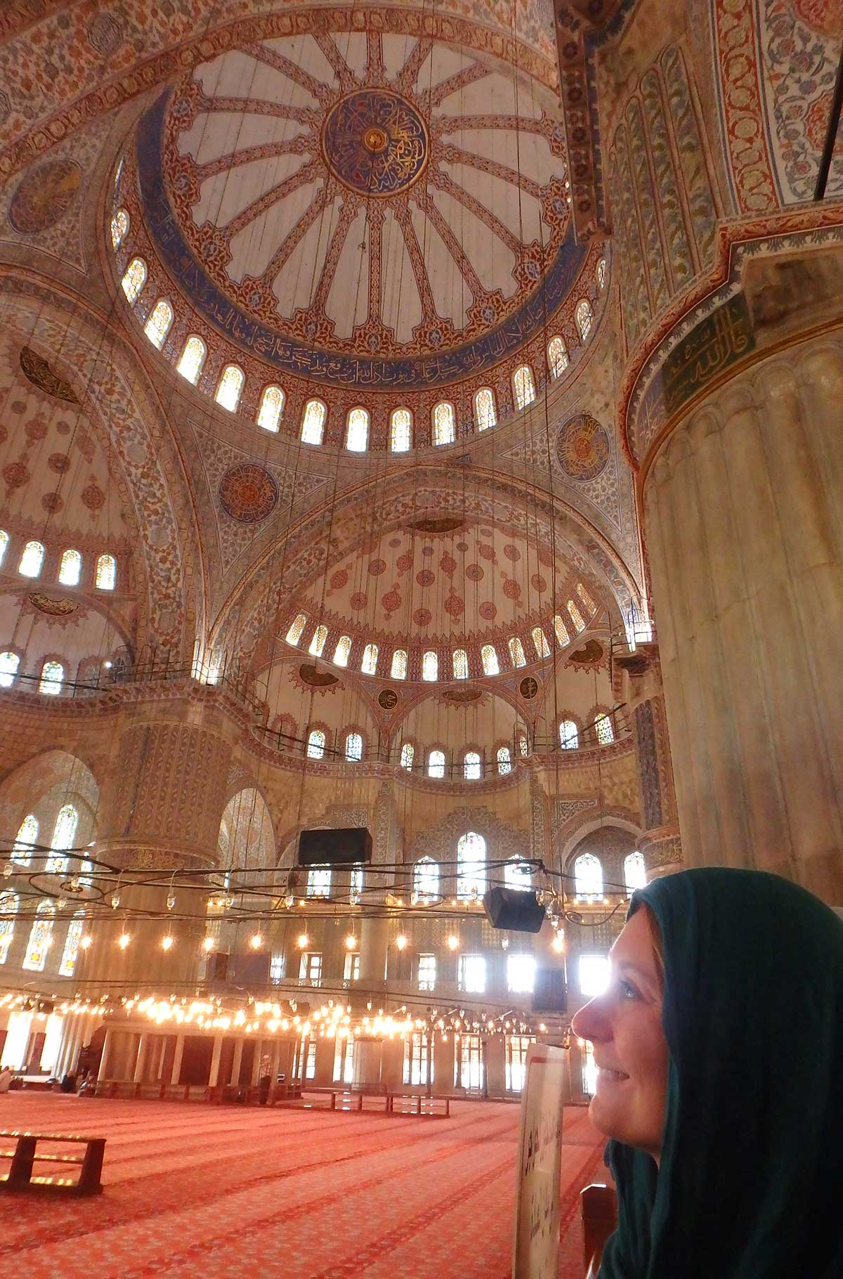 Turista cobre a cabeça durante visita à Mesquita Azul, em Istambul (Turquia)