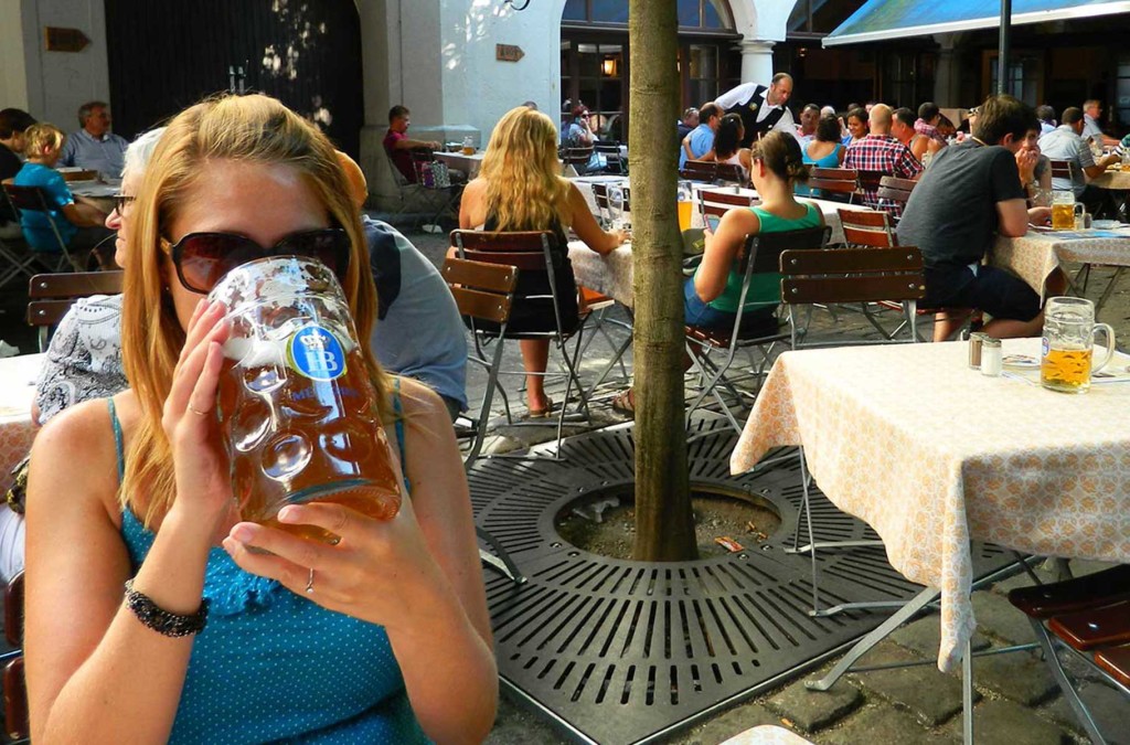 Mulher bebe canecão de cerveja na Hofbräuhaus, em Munique (Alemanha)