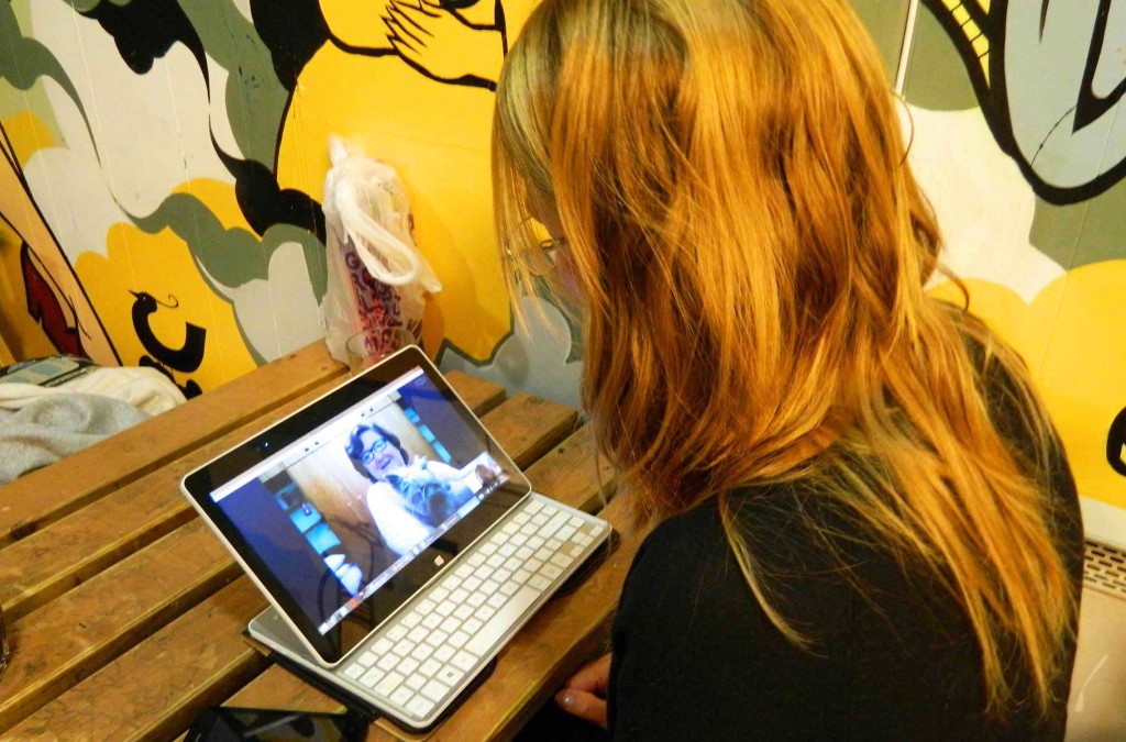 Mulheres conversam em chamada de vídeo através de um computador