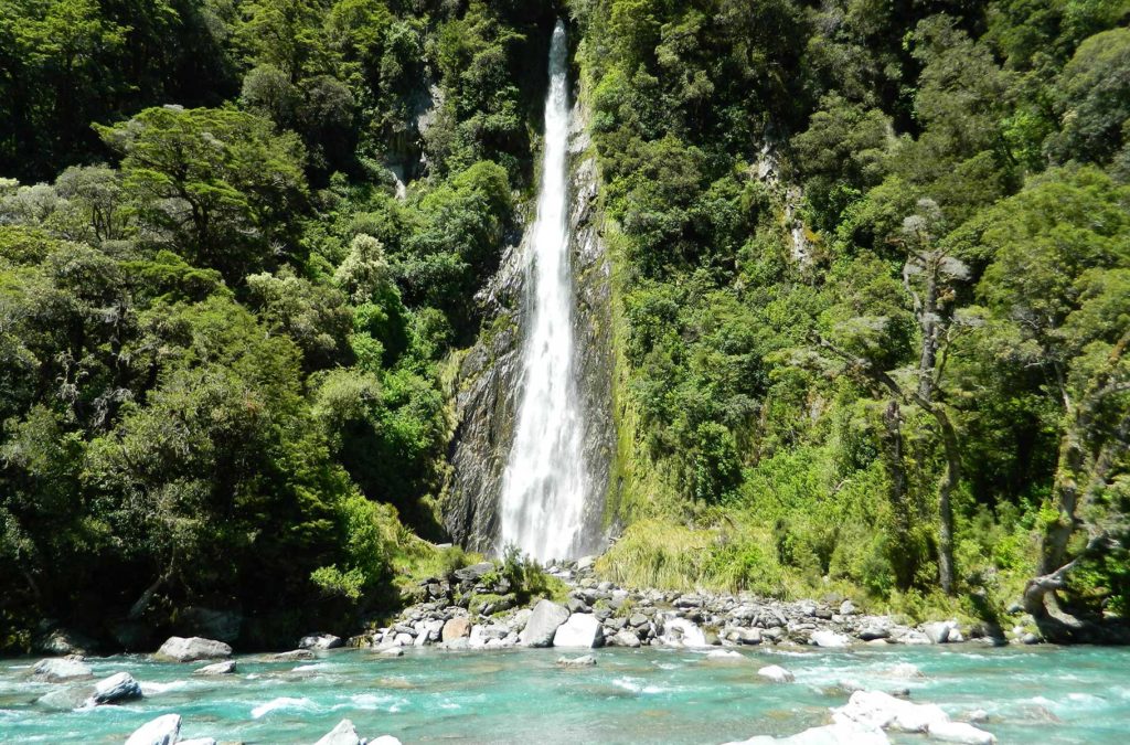 A cachoeira Thunder Creek Falls, no Mt Aspiring National Park