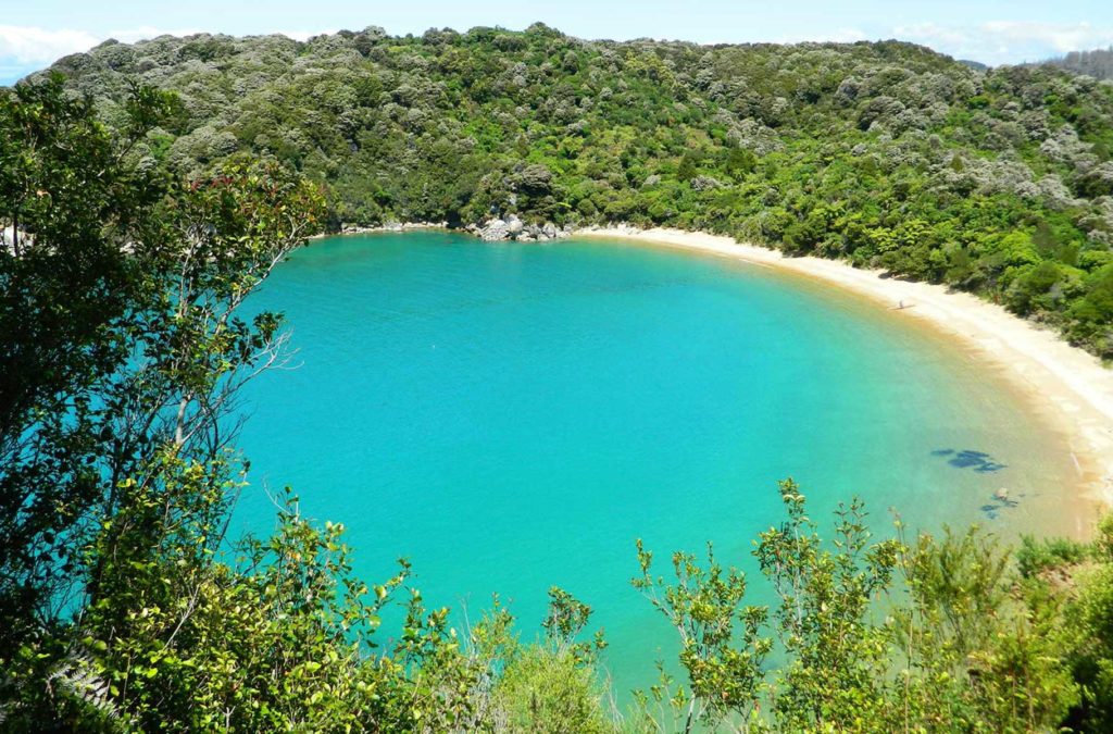 Vista da Baía Te Pukatea, no Parque Nacional Abel Tasman (Nova Zelândia)