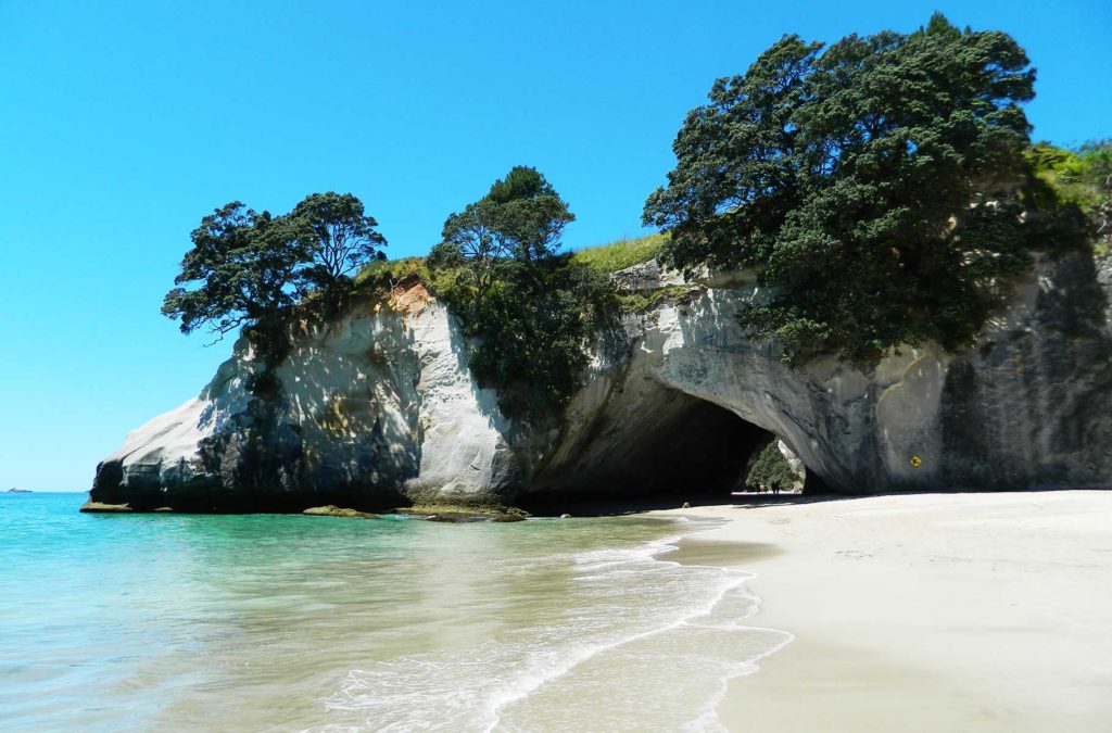Caverna é a porta de entrada de Cathedral Cove, praia mais bonita da Nova Zelândia