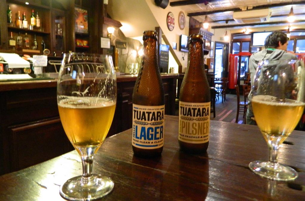 Cerveja artesanal é servida em pub de Auckland (Nova Zelândia)