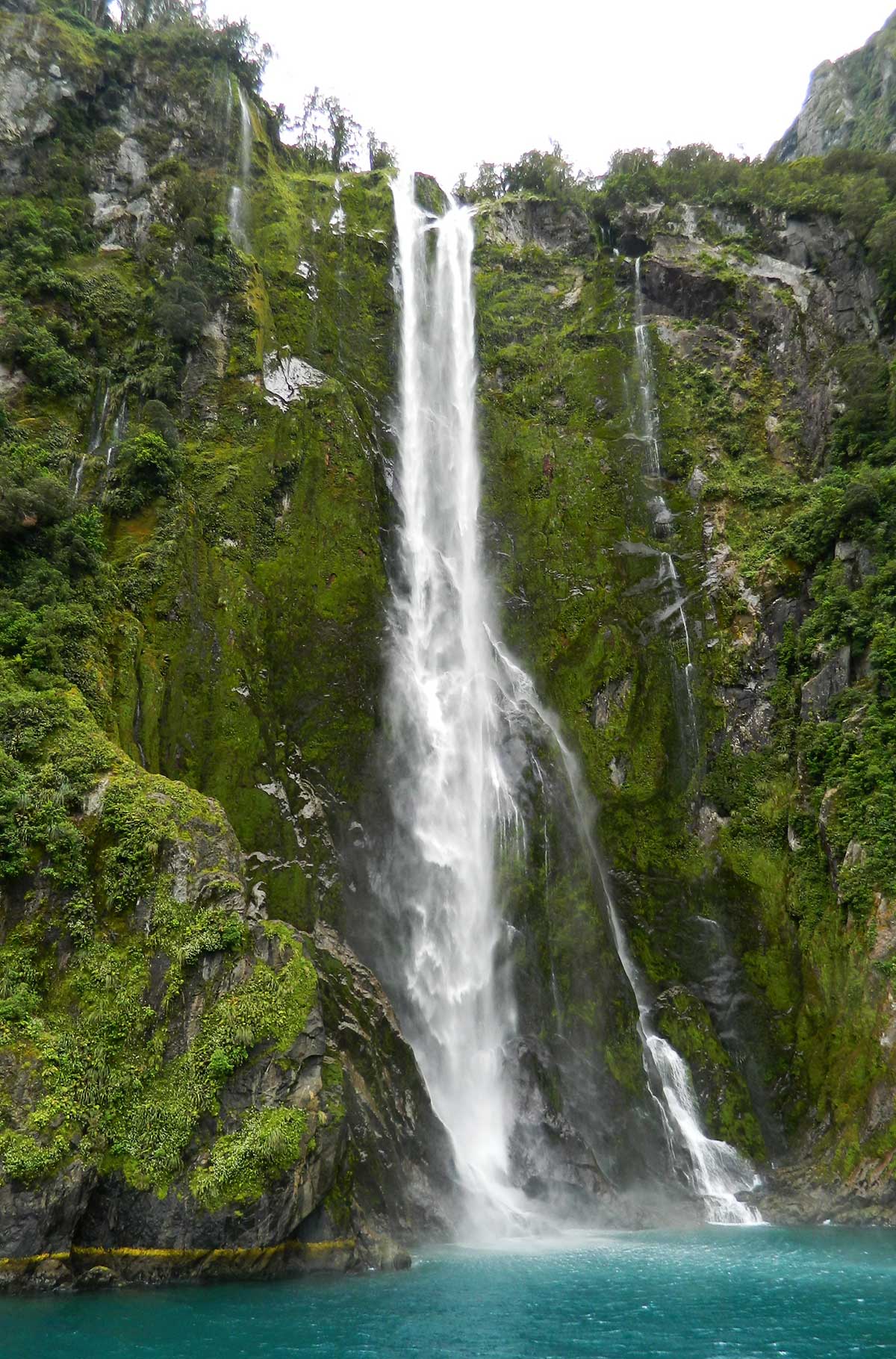 Stirling Falls é a cachoeira mais impressionante do fiorde Milford Sound