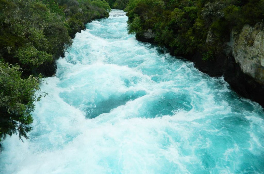 Huka Falls, em Taupo, é uma cachoeira que impressiona pelo volume de água e por sua cor muito azul Zelândia