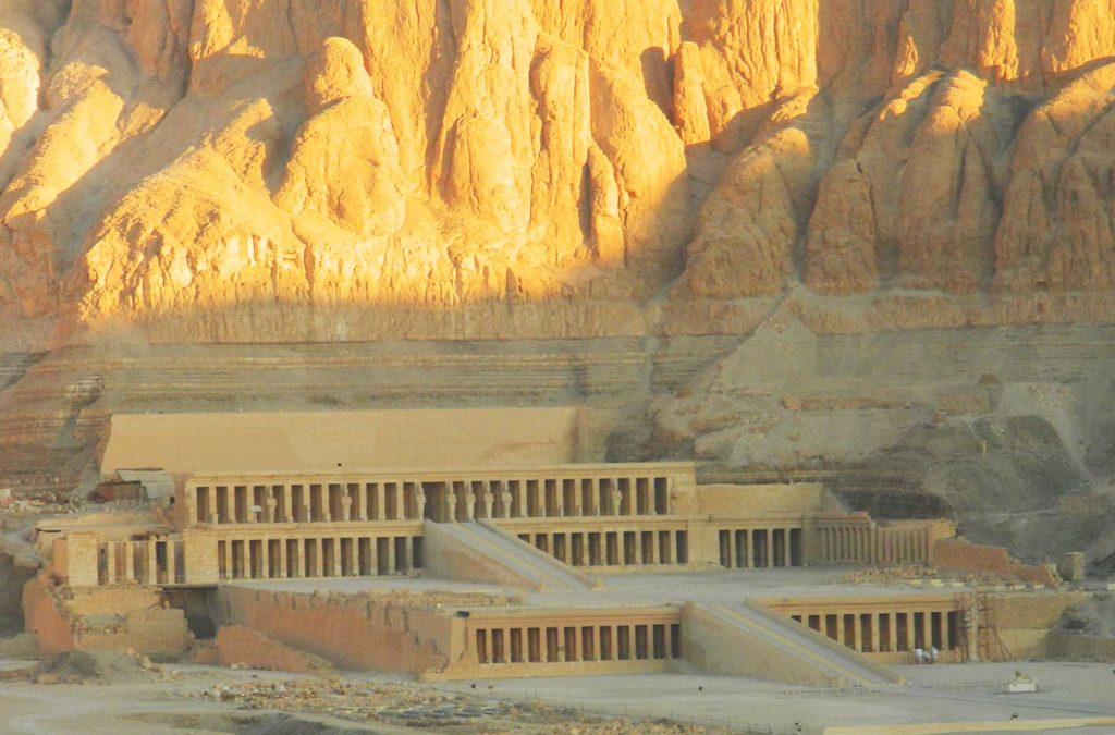 Templo de Hatshepsut, em Luxor, é atração imperdível no Egito