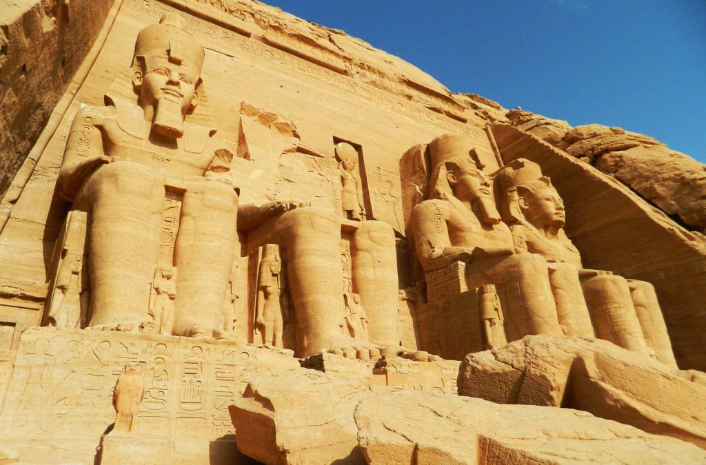 Quatro estátuas gigantescas guardam a entrada do Templo de Abu Simbel