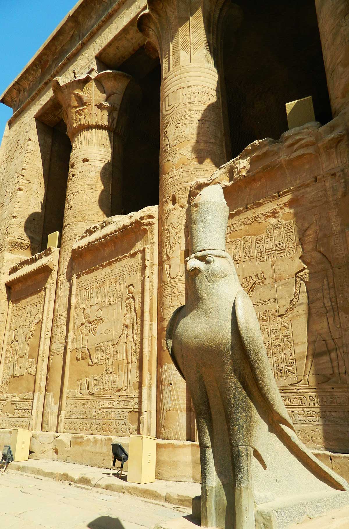Templo de Edfu, em homenagem ao deus falcão Horus, é atração imperdível no Egito