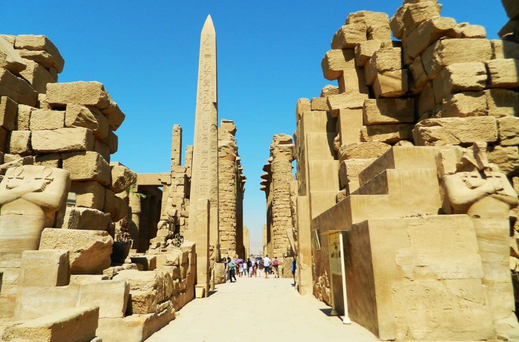 Estátuas, obeliscos e colunas colossais podem ser admirados no Templo de Karnak, em Luxor