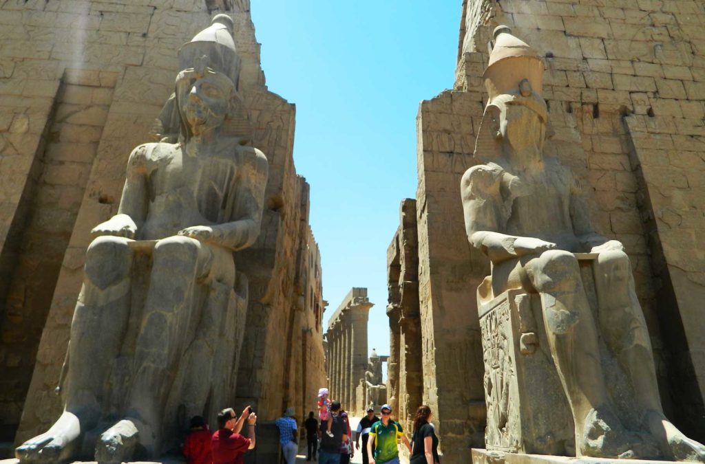 Estátuas guardam a entrada do Templo de Luxor