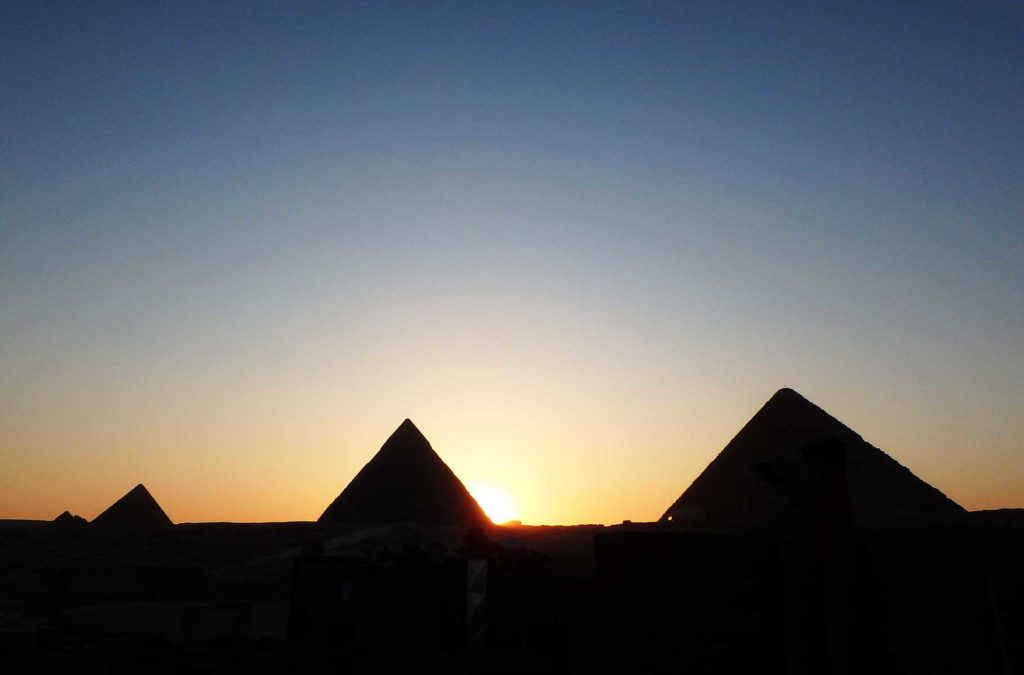Pôr do sol nas Pirâmides de Gizé é atração imperdível no Egito