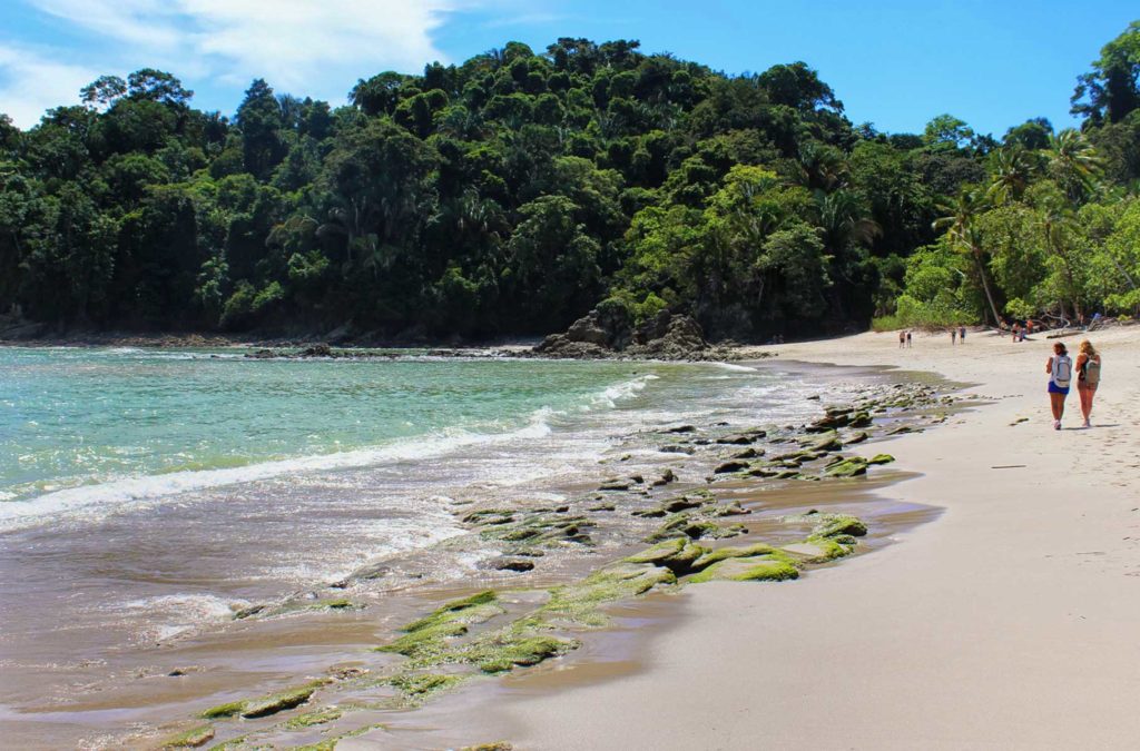 Visitantes caminham na praia do Parque Manuel Antonio, na Costa Rica