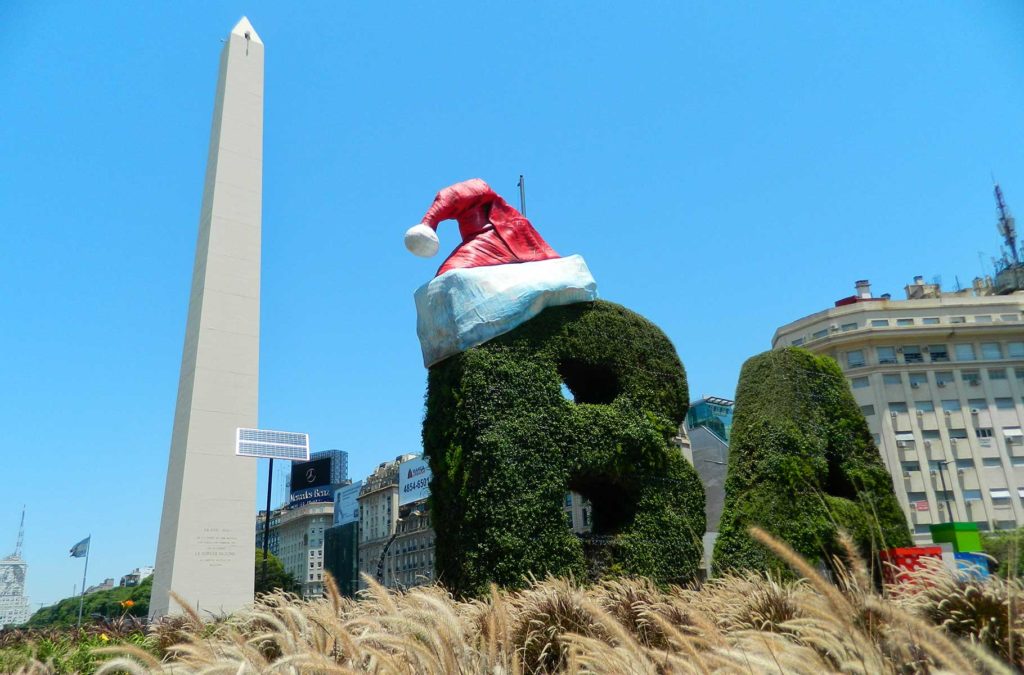 Arbustos podados na forma das letras B e A na frente do Obelisco, em Buenos Aires, na Argentina