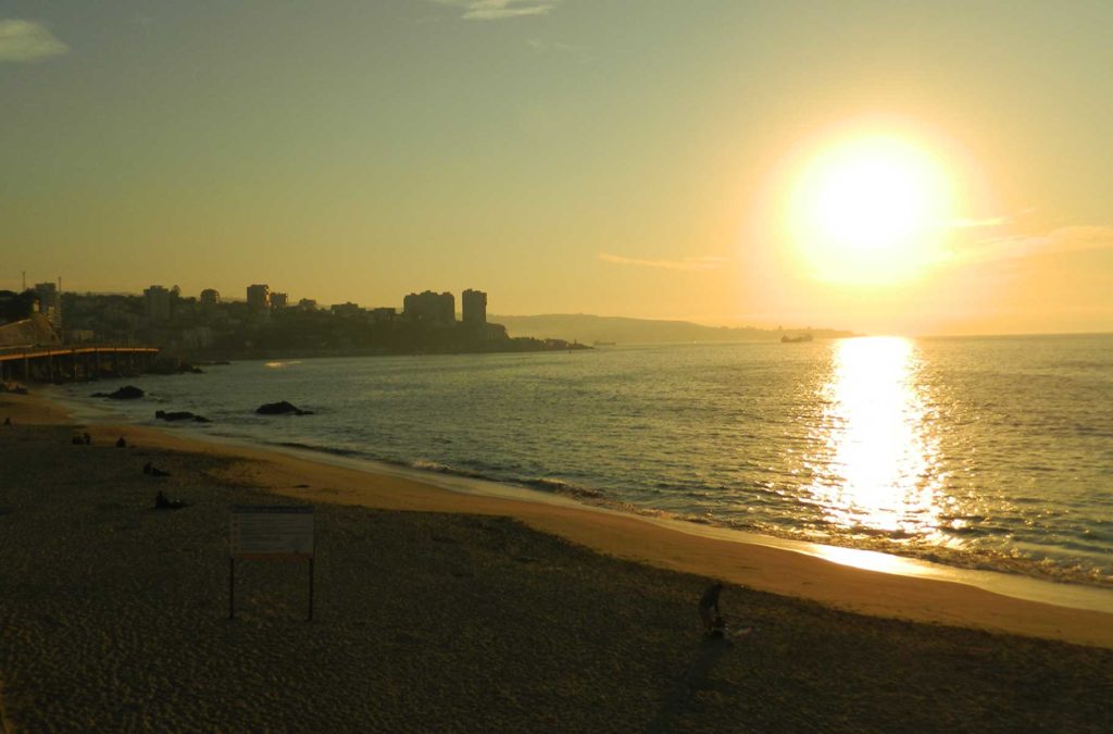 Pôr do sol na praia de Viñas del Mar, no Chile