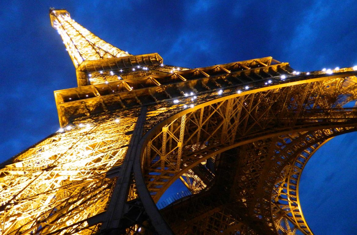 Luzes se acendem à noite na Torre Eiffel, em Paris (França)