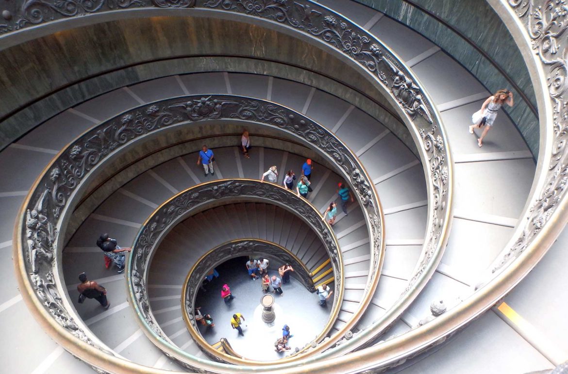 Visitantes descem a escadaria redondo dos Museus Vaticanos, em Roma (Itália)