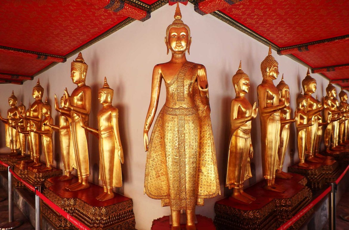 Centenas de estátuas douradas de buda no Templo de Wat Pho, em Bangkok (Tailândia)