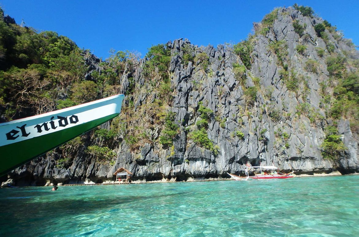 Proa de barco típico em El Nido, na Ilha de Palawan (Filipinas)