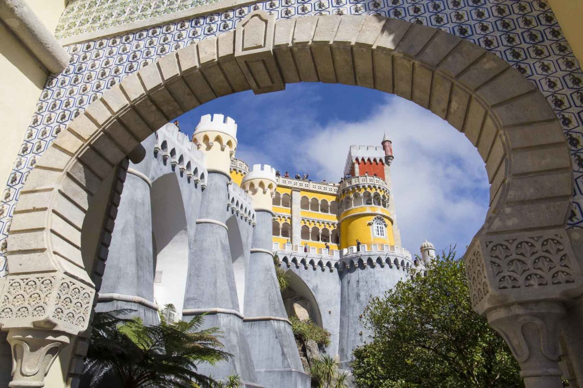 Palácio da Pena, em Sintra (Portugal), visto através de um portal