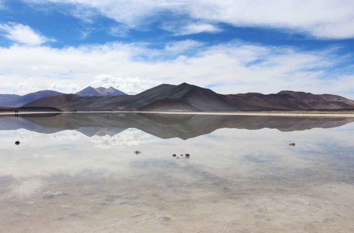 Montanhas refletem em lagoa em Piedras Rojas, no Deserto do Atacama (Chile)