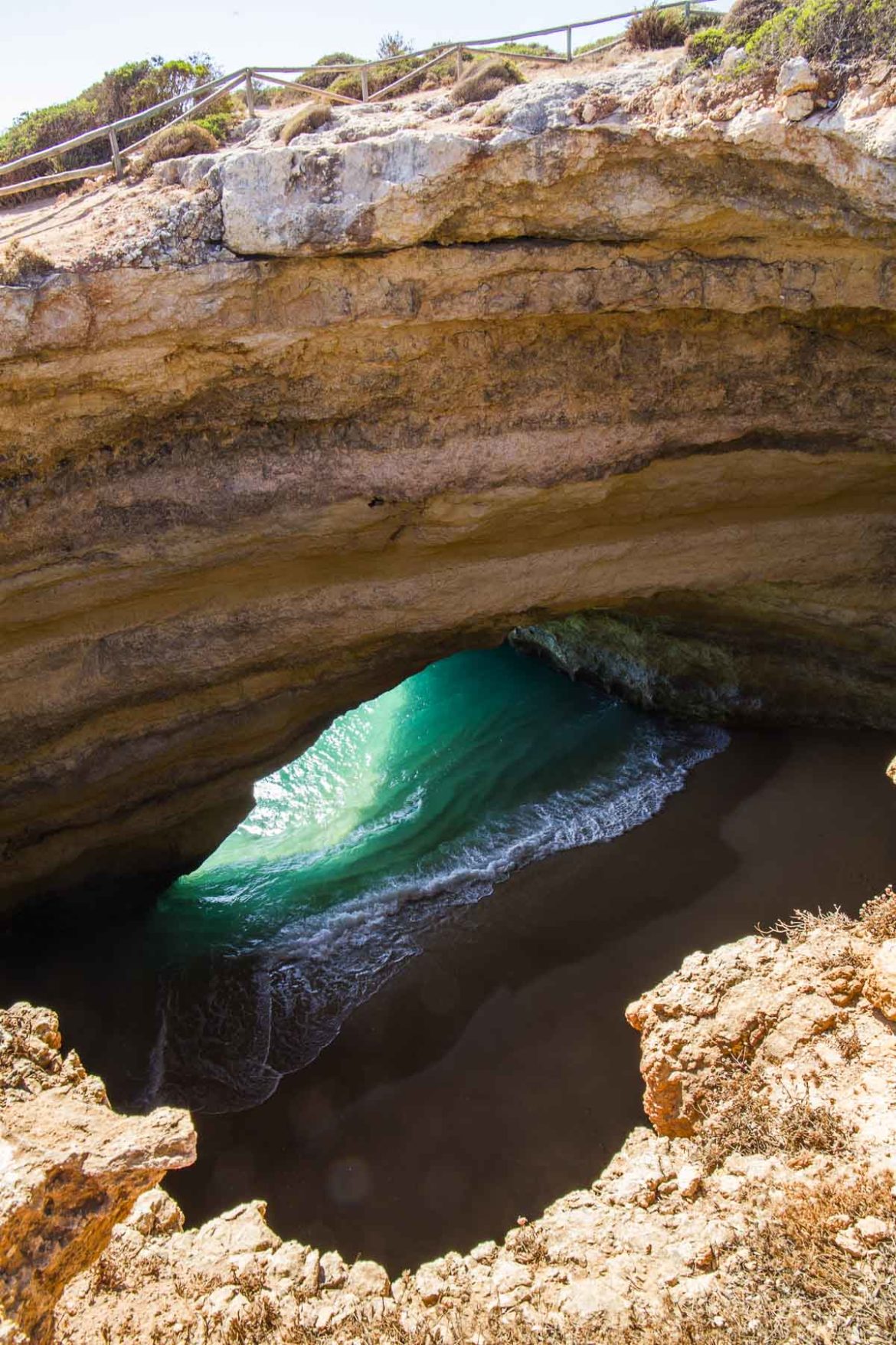 Onda bate em uma das grutas de Benagil, no Algarve (Portugal)