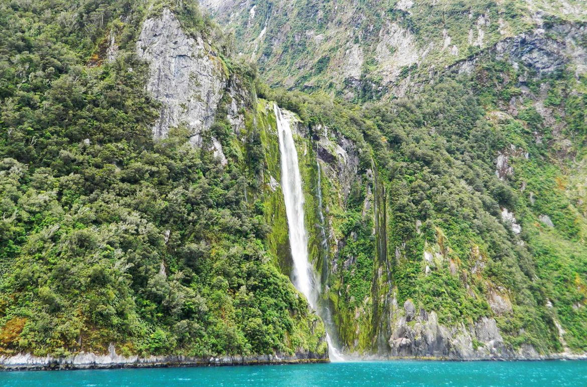 Cachoeira desde o Milford Sound, no Parque Nacional Fiordland (Nova Zelândia)