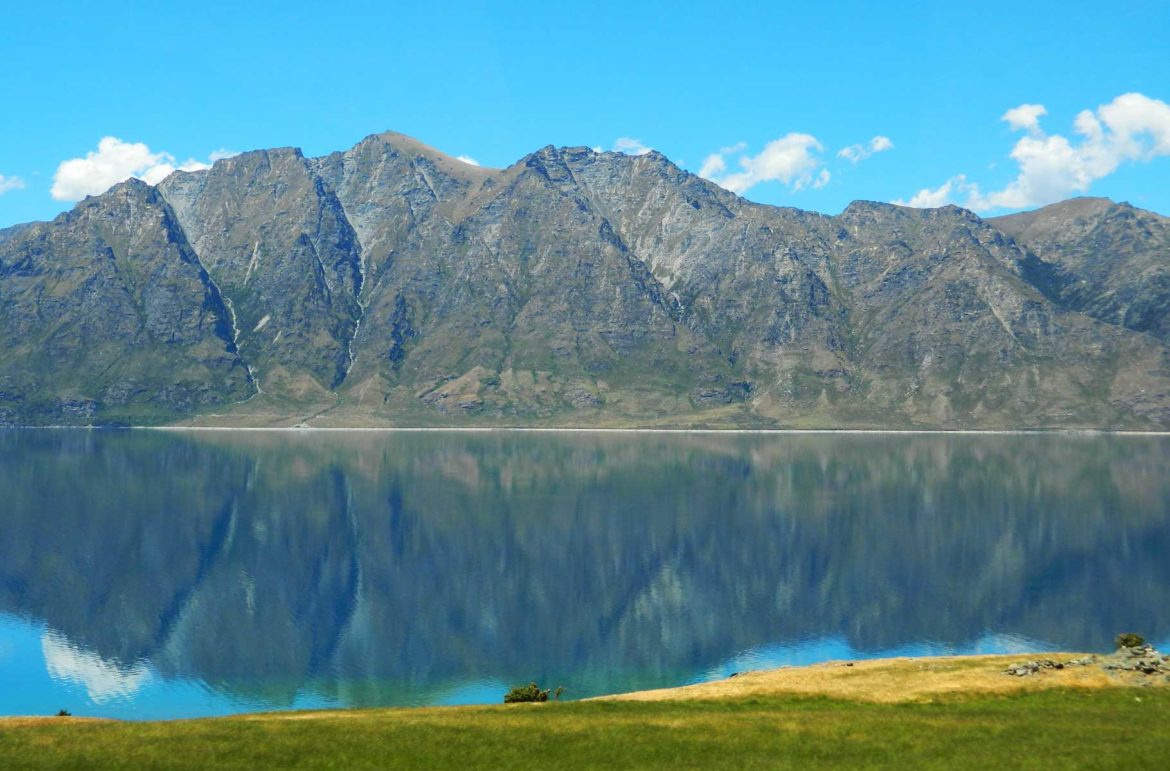 Reflexo das montanhas no Lago Hawea, em Wanaka (Nova Zelândia)