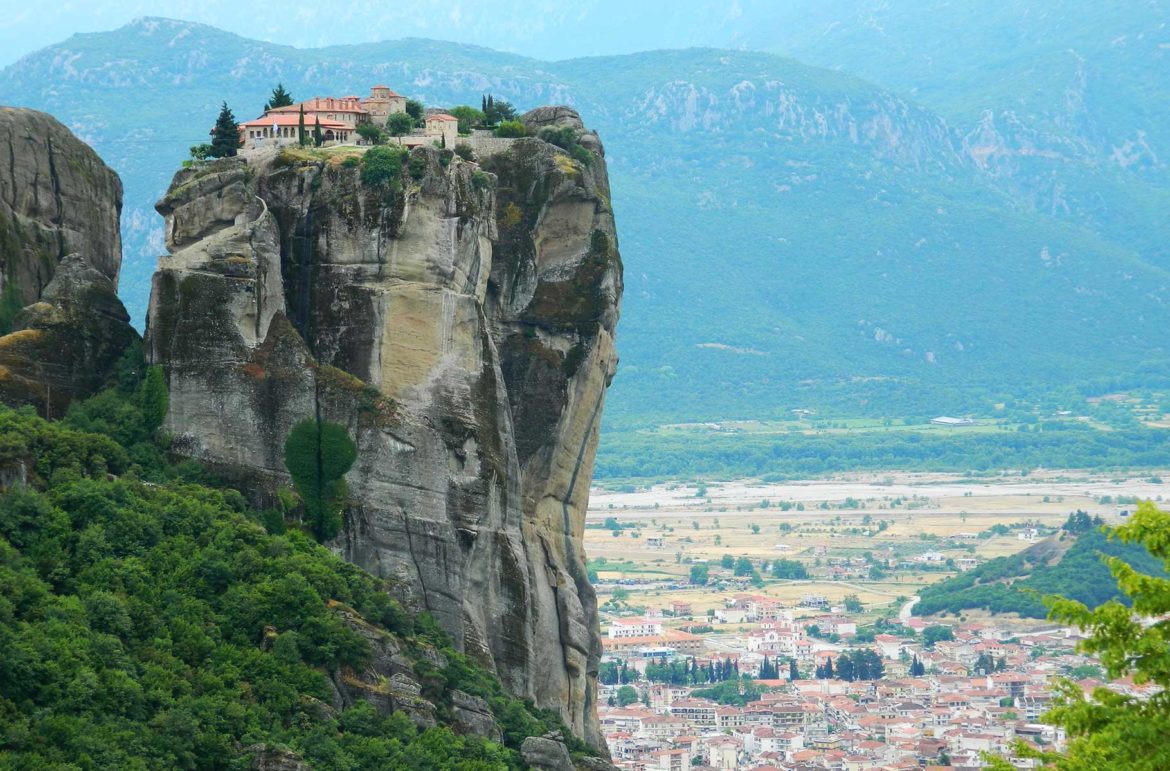 Mosteiros de Meteora se erguem sobre rochedos em Kalampaka (Grécia)
