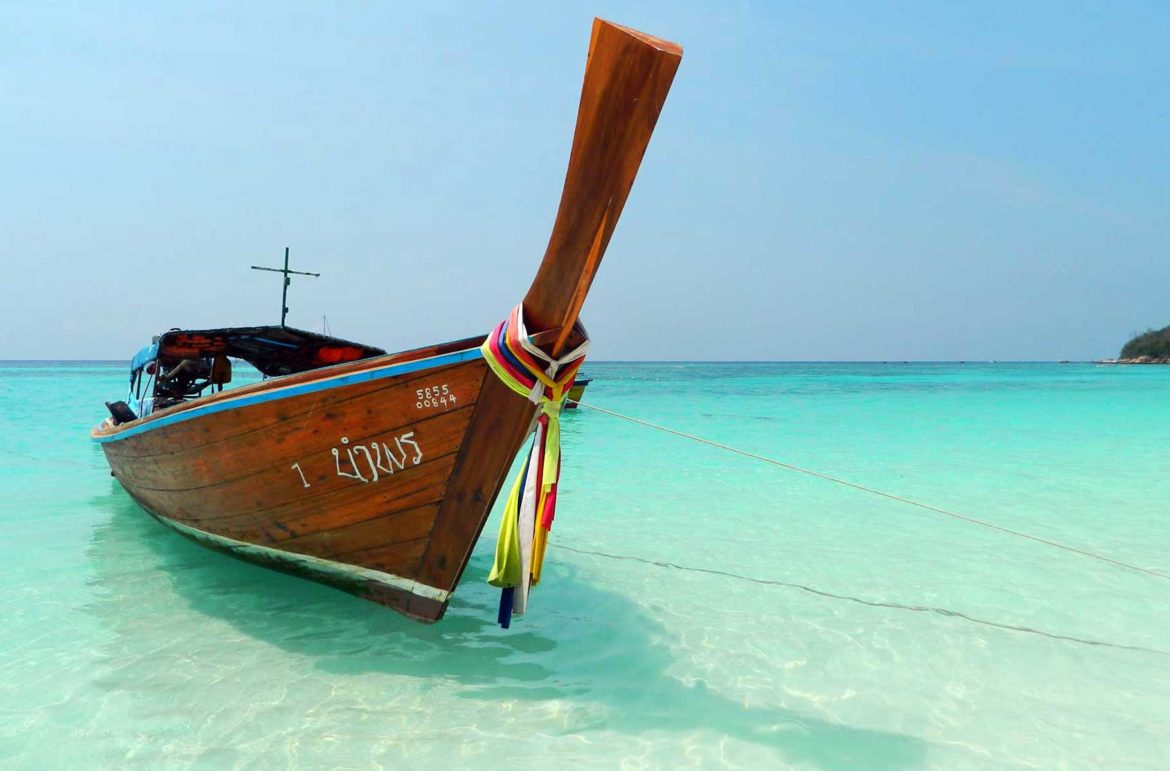 Barco típico ancora em Pattaya Beach, na Ilha de Koh Lipe (Tailândia)