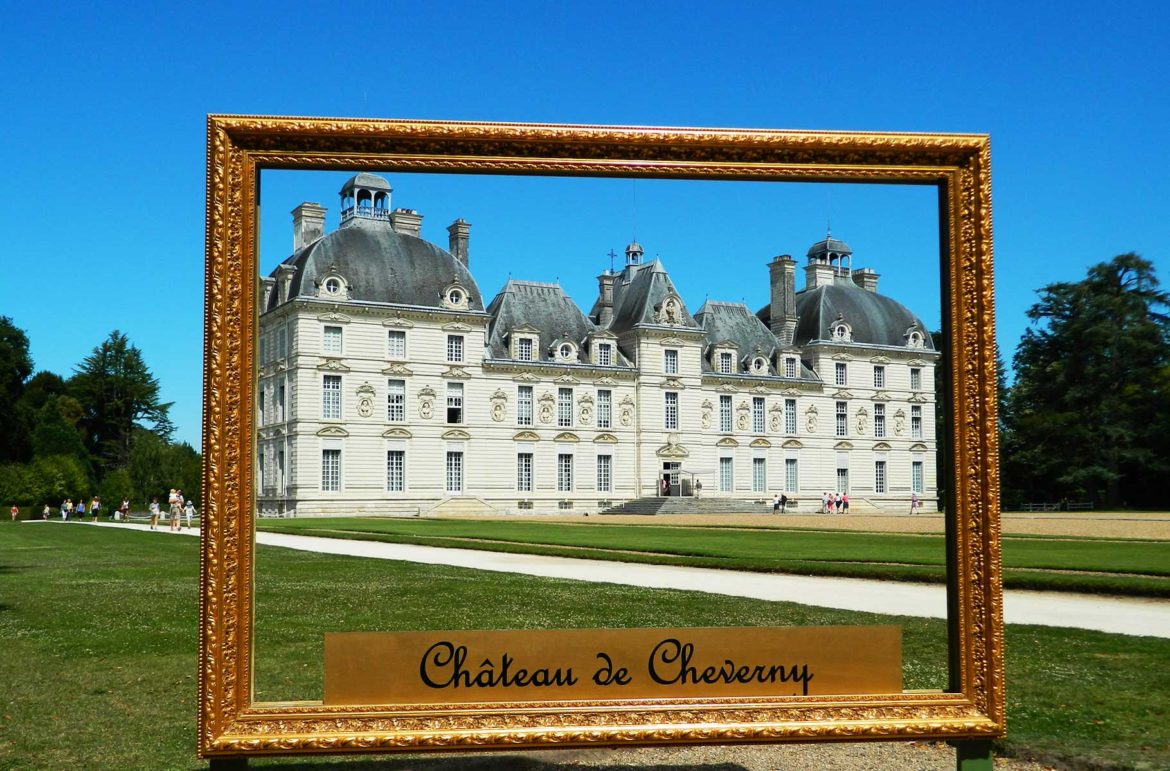 Château de Cheverny, no Vale do Loire (França), é fotografado através de uma moldura de quadro