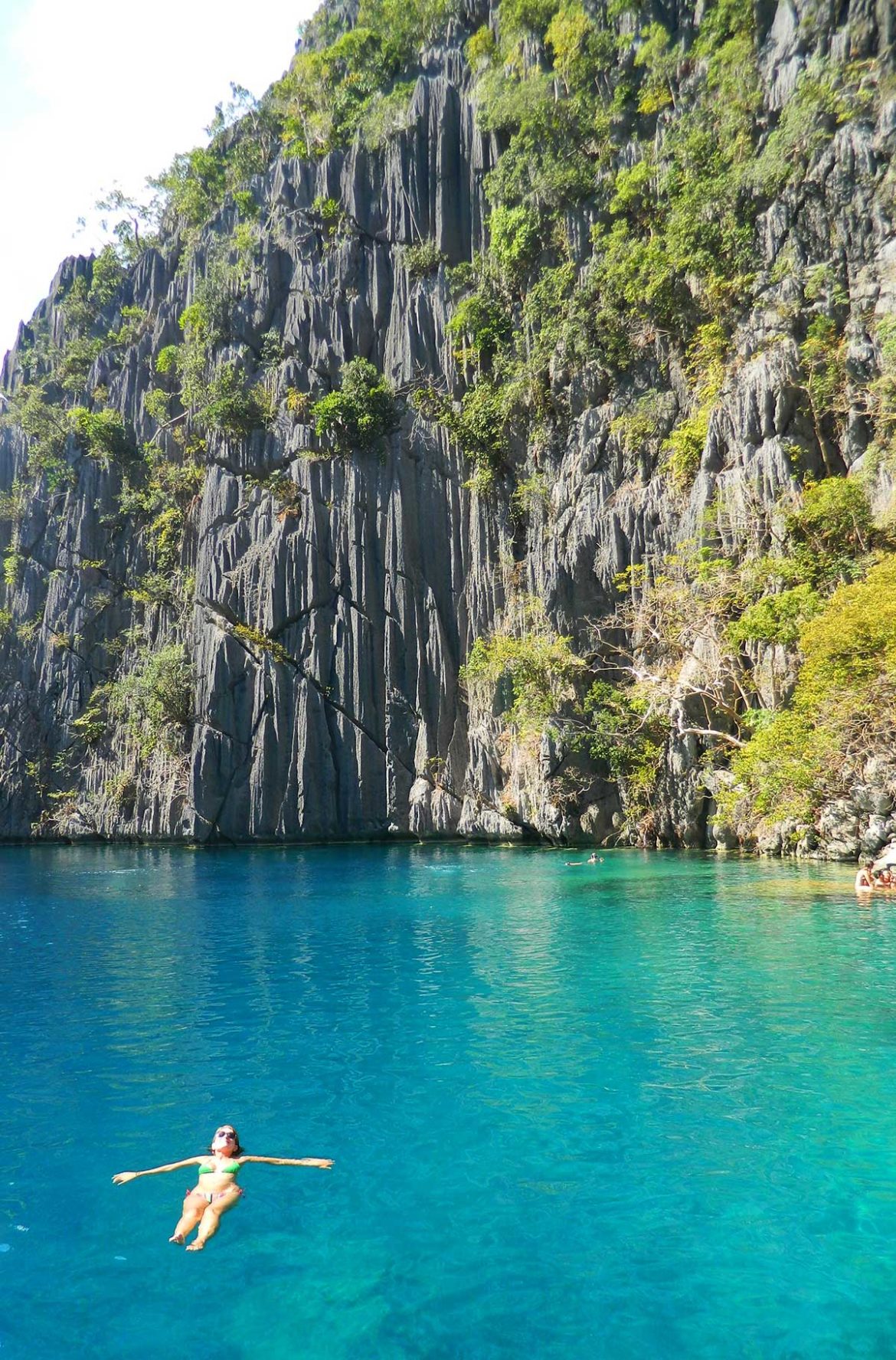 Mulher boias no Barracuda Lake, na Ilha de Corón (Filipinas)