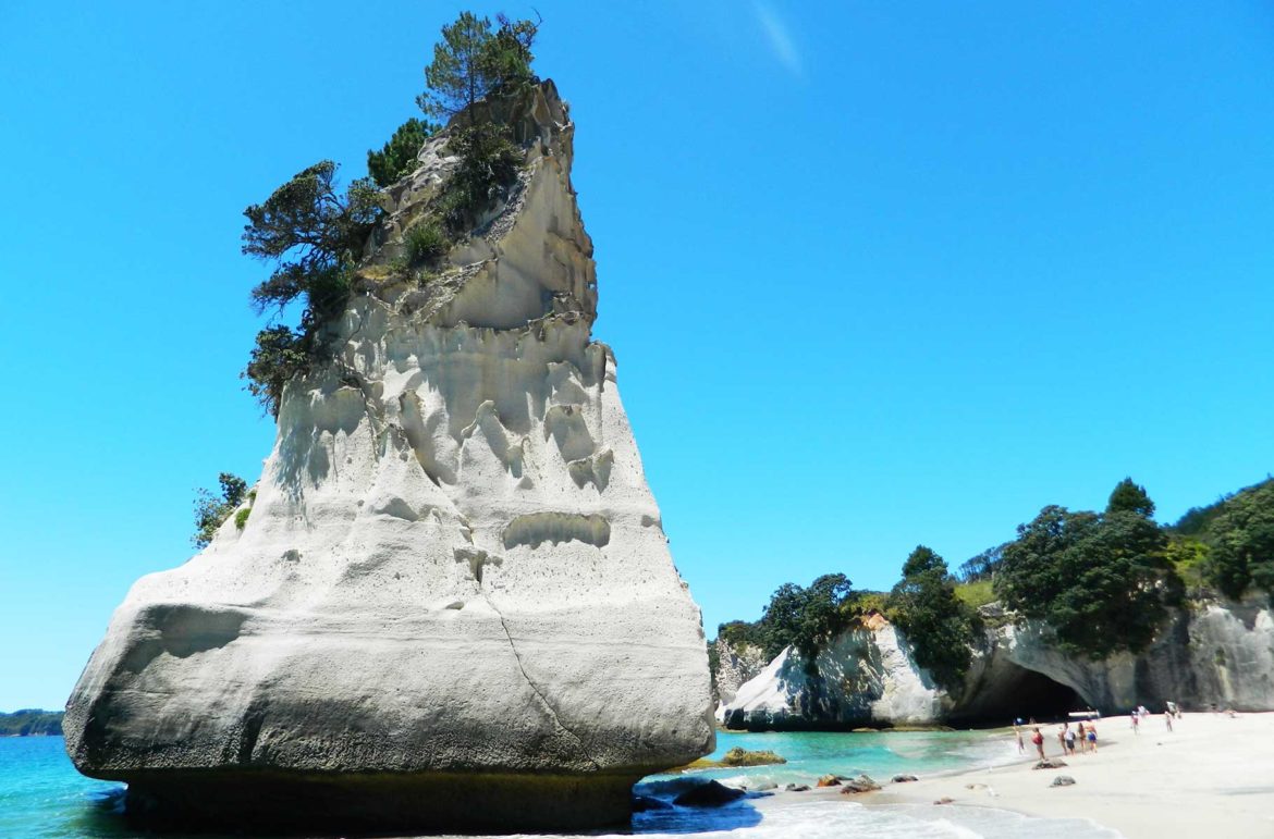 Enorme pedra de destaca na Praia de Cathedral Cove, em Hahei (Nova Zelândia)