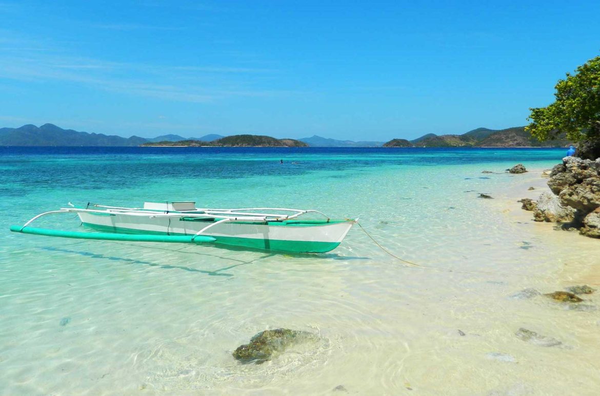 Barco ancora em Bulog Island, em Corón (Filipinas)