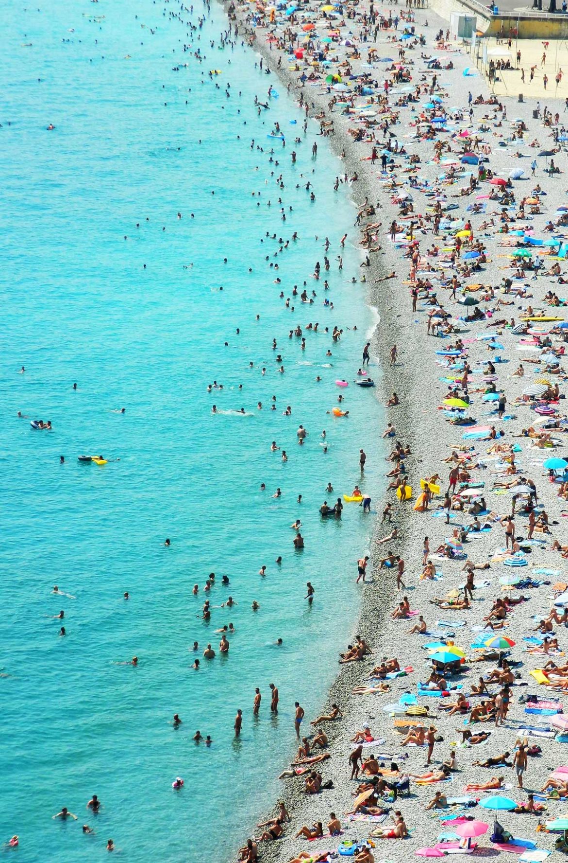 Vista aérea da Praia de Nice (França), lotada no verão