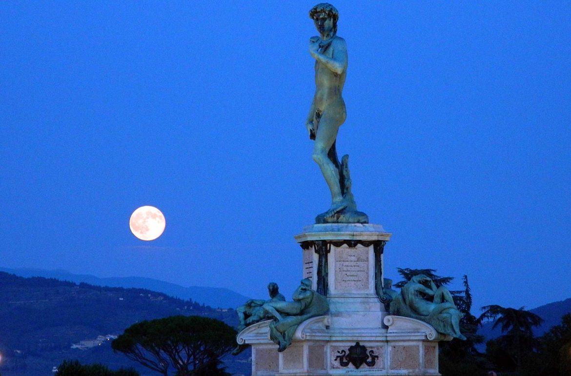 Lua nasce na Piazzale Michelangelo, em Florença (Itália)