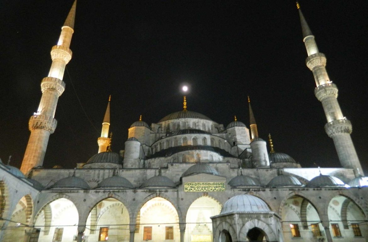 Lua cheia sobre a Mesquita Azul, em Istambul (Turquia)