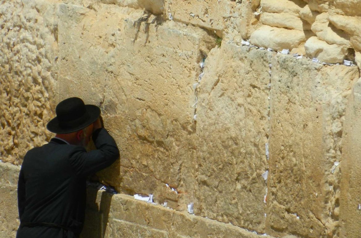 Judeu ora no Muro das Lamentações, em Jerusalém (Israel)